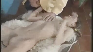 Bốn, già và trẻ chơi trong một clip sex phá trinh nhóm lớn